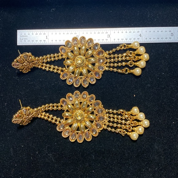 Absolutely stunning Jhumka Chandelier Earrings gold tone pearls gold stones - Picture 6 of 7